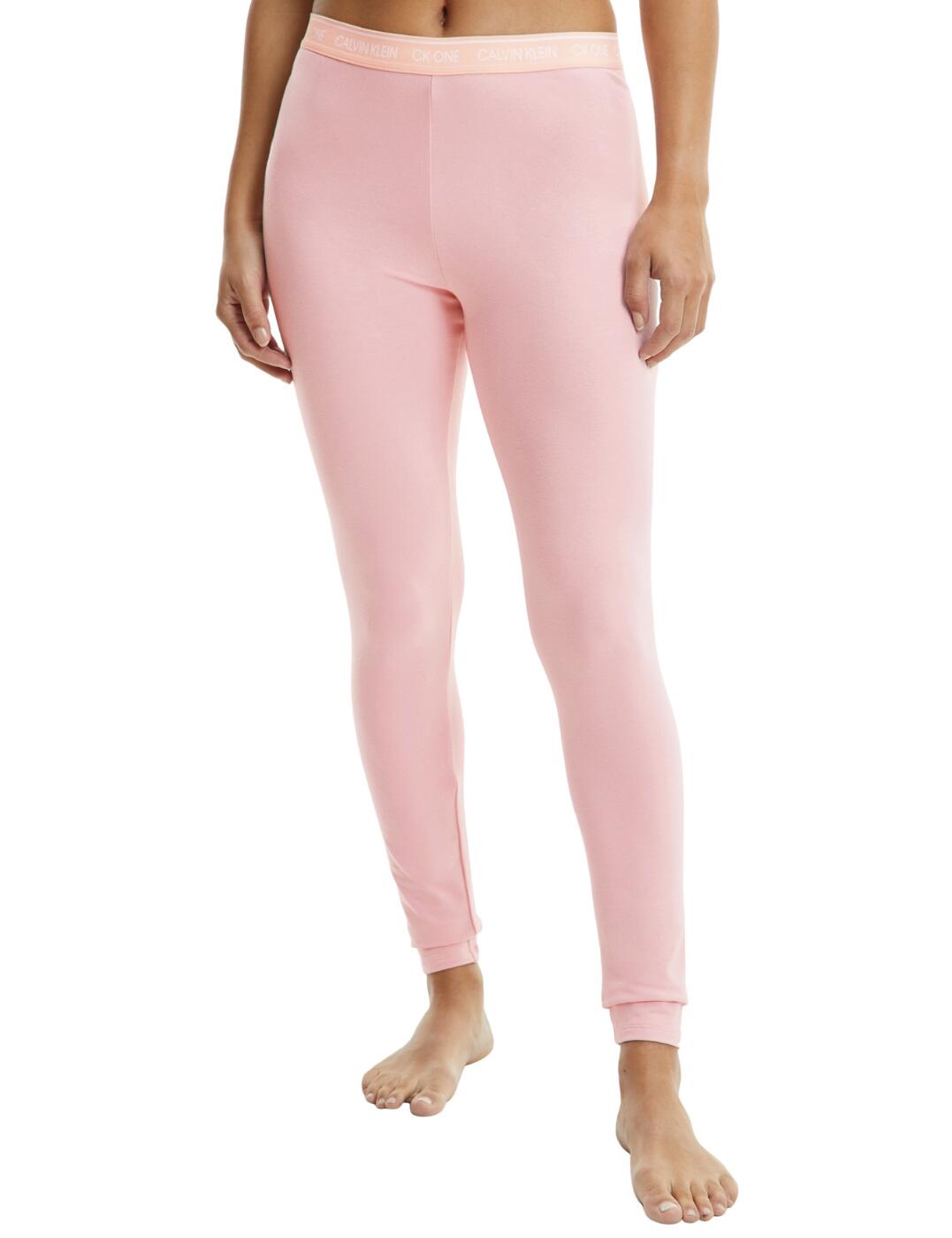 Experience soft stylish loungewear with Calvin Klein's CK One Lounge collection. These leggings are crafted from a super-soft, stretch cotton-blend jersey that offers a comfortable lightweight fit that can be worn all day long. This piece is cut to a flattering high-rise waist with a stretch elasticated waistband that features the signature Calvin Klein logo bannered across for a chic designer edge to this piece. Offers a skinny fit design that is slim to your figure and offers no restriction in freedom of movement, perfect for a lazy Sunday!  Chic and comfortable Skinny fit Soft-touch stretch cotton High-rise waist Iconic Calvin Klein logo elasticated waistband Country of origin: Sri Lanka Composition: 57% Cotton &pipe; 38% Polyester &pipe; 5% Elastane Listed in UK sizes  56181-99760 000QS6426E Leggings