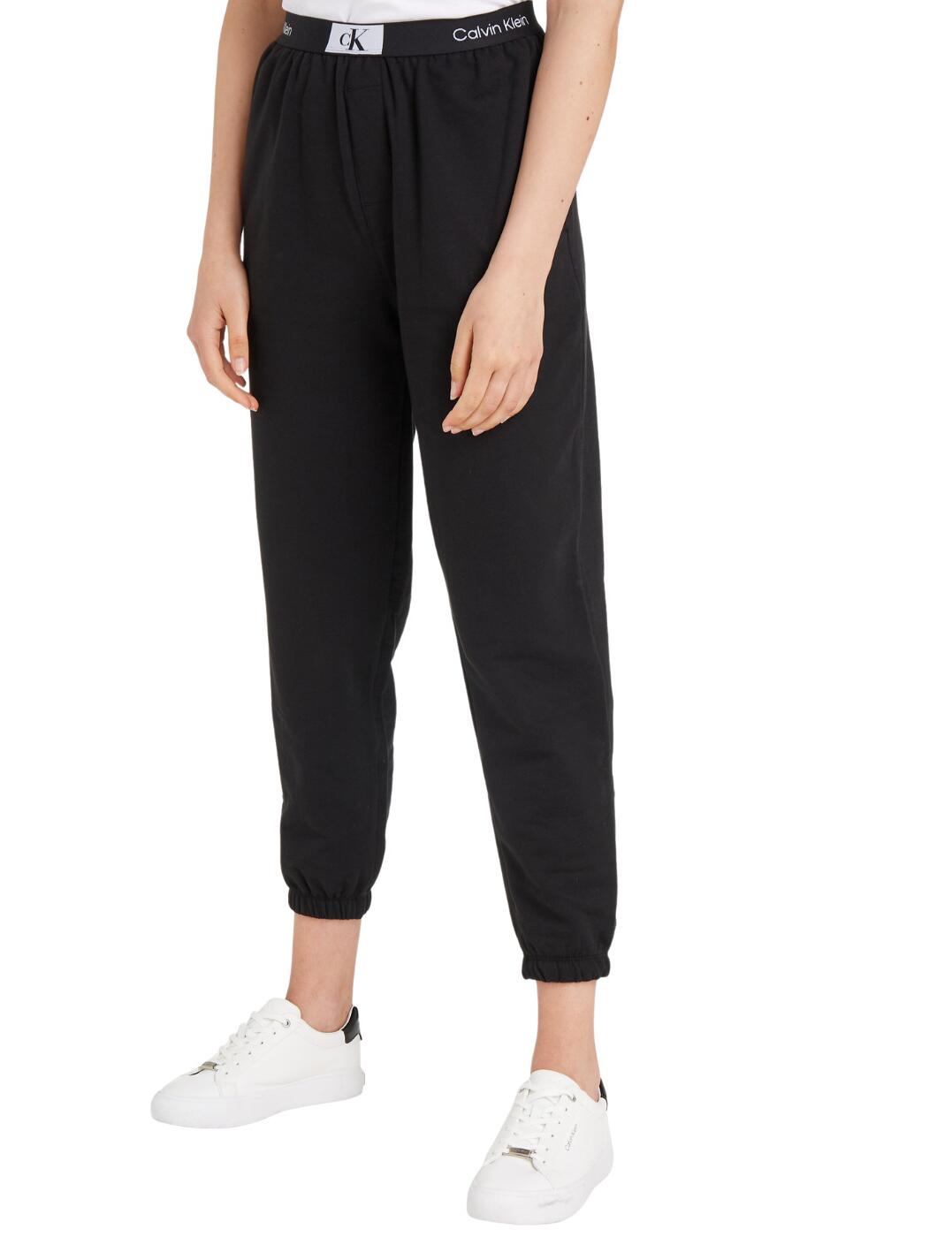 Ready for a lazy day? The Calvin Klein Lounge jogger has got you covered! These joggers have elasticated cuffs to ensure a perfect fit and make for comfy lounging. But don’t think pyjamas—these joggers are stylish, too. Featuring a mid-rise waist, with a relaxed, comfortable fit, side pockets, and an iconic CK elastic waistband, these joggers will be sure to become your new go-to. Give into the temptation of comfort – it's what those weekend mornings were made for!  Jogger Tapered leg Mid-rise waist Pull-on design Elasticated cuffs Side pockets CK elastic waistband Relaxed and comfortable fit Country of origin: Sri Lanka Composition: 80% Cotton &pipe; 20% Recycled Cotton Listed in UK sizes  60147-105480-1399412 000QS6943E Loungewear