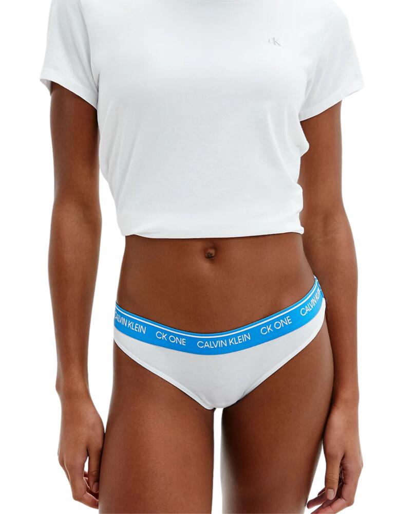 These gorgeous 7 pack thongs from the CK One range by Calvin Klein are the perfect addition to your lingerie collection. Providing a weeks supply of thongs! Crafted from extra-soft cotton to ensure all-day comfort. The Calvin Klein signature elastic waistband ensures a unique and comfortable fit with a medium rise for full coverage in the front. Pair with matching items to complete the look.  A weeks supply! Extra-soft cotton Signature elastic waistband Medium rise waist Full coverage in the front Composition: 95% Cotton &pipe; 5% Elastane Listed in UK sizes  50159-90751-1200628 QF6574E Thong