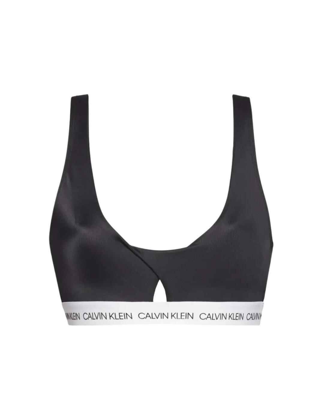 The CK Logo swimwear line combines both Calvin Klein's sports-luxe style in timeless designs that flaunt the iconic signature branding for a statement designer look. This twist bikini top boasts the Calvin Klein underband and a recognisable athleisure scooped neckline bralette style. The twisted front detail adds a keyhole style bridge that seductively shows the skin. Made from a premium stretch fabric that is comfortable and quick-drying for all-day comfort. Wear with matching swimwear from the CK Logo range by Calvin Klein for a sexy coordinated swimwear look.  Iconic Calvin Klein underband Sexy athleisure style Central twisted design with keyhole detail Regular non-adjustable straps Low scooped neckline Fully lined and quick-drying Pull-on design Composition: 82% Polyamide &pipe; 18% Elastane Listed in UK sizes  50205-90829-1200489 KW0KW00925 (BEH) Full Cup Bikini Top
