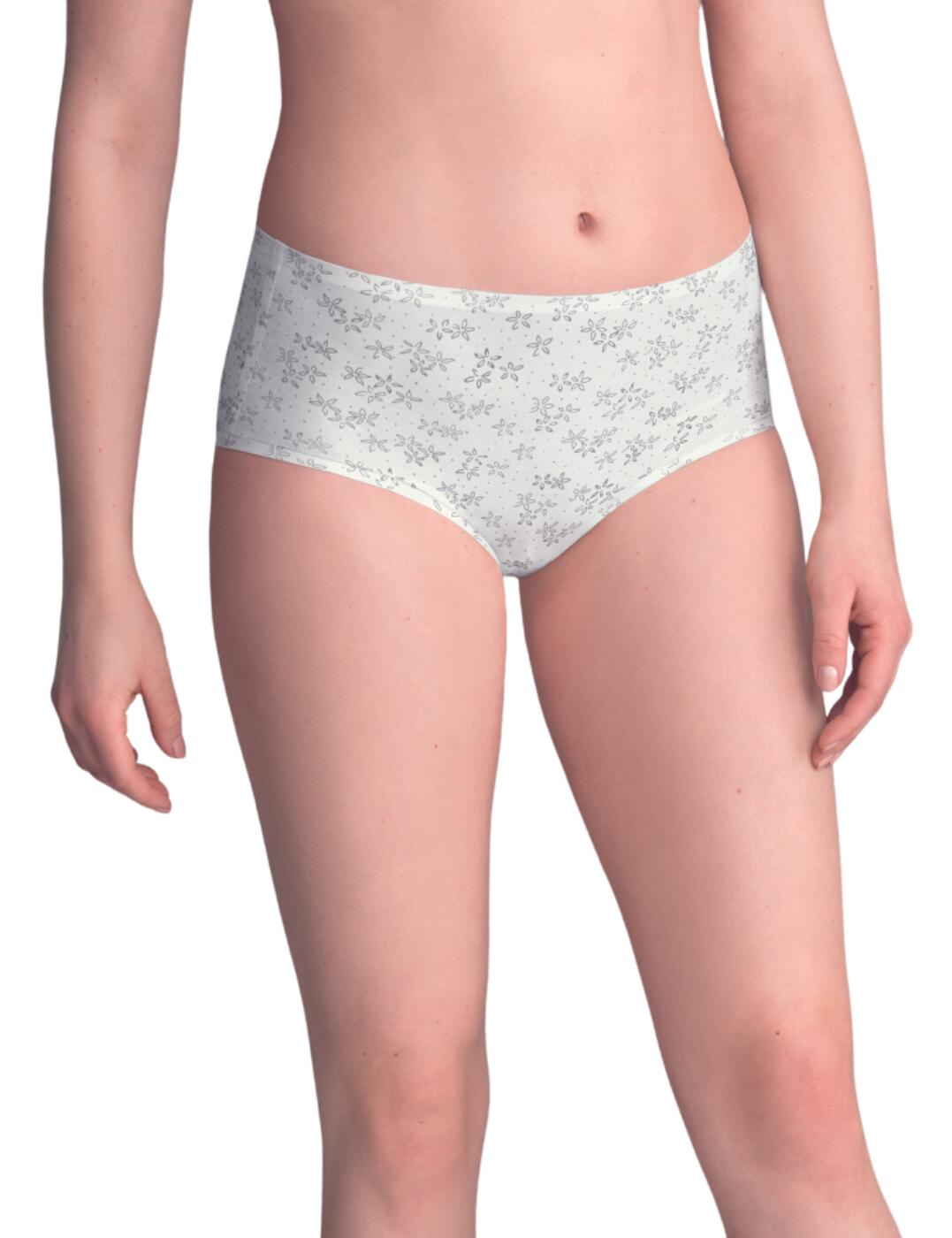 An all-round versatile and comfortable piece, how could you resist? With no visible lines under clothing this piece can be worn wherever you wish. A busy day out? A quiet night in? Perfect no matter what. Its multi-stretch fabric is soft and kind to the skin yet offers help for accentuating those curves. Full rear coverage is offered in this brief seamlessly blending into your skin with smooth edging, ensured to stay in place.