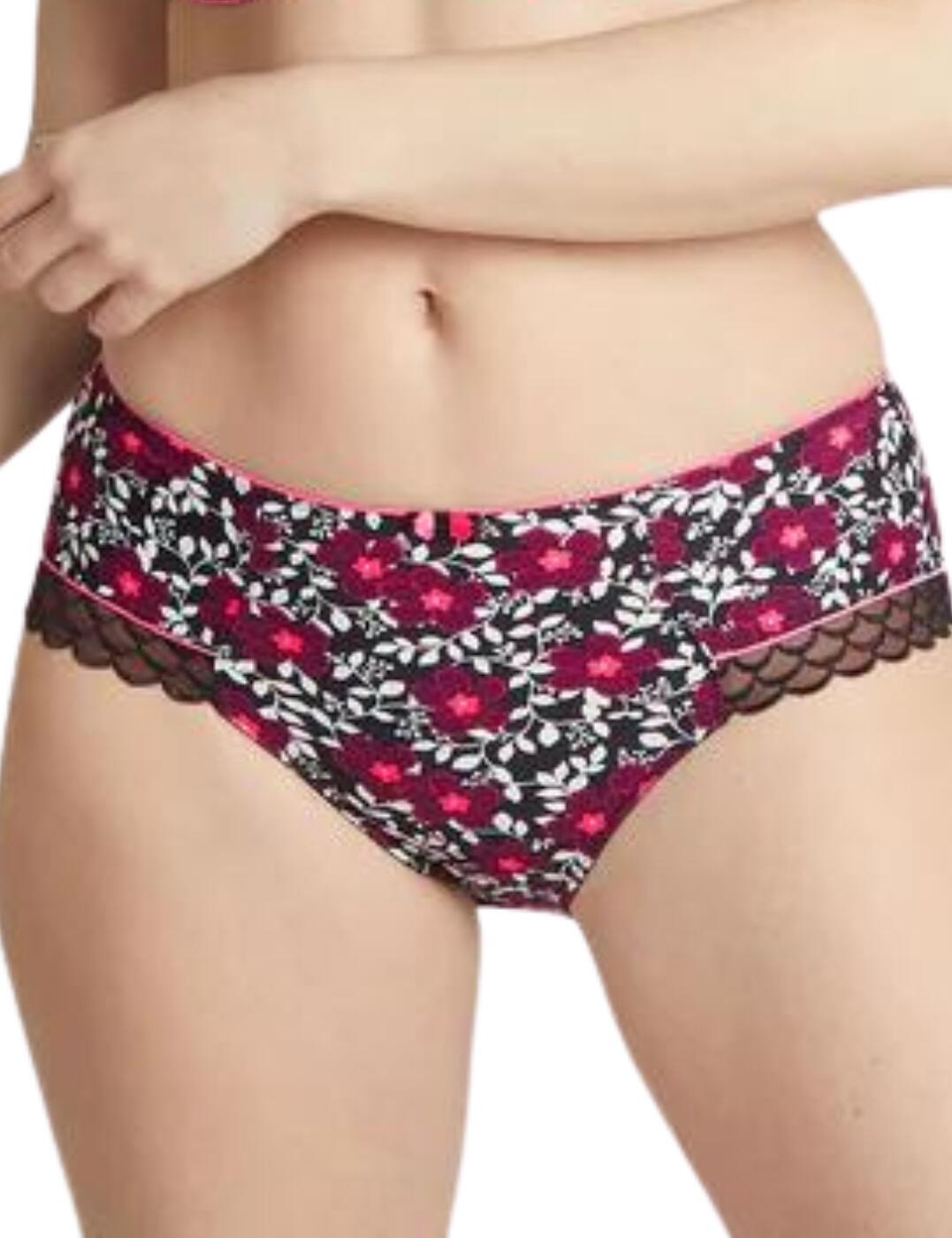 Bestform's Sydney boyshorts are the perfect addition to your wardrobe, made from a super soft microfibre that feels heavenly and is light and breathable. These briefs have a mid-rise waist and moderate rear coverage for a comfortable fit, suitable for all-day wear. The embroidered details at the bottom add a playful touch and the cute bow embellishment is chic and on-trend for a feminine look.  Mid-rise waist Moderate rear coverage Embroidered detail Soft microfibre Bow embellishment Country of origin: China Composition: 78% Polyamide &pipe; 19% Elastane &pipe; 3% Polyester Listed in UK sizes  57739-101826-1325878 07463 Boyshorts