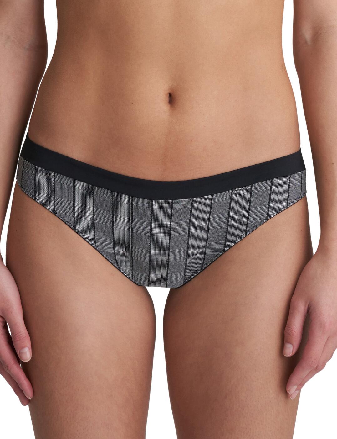The trendy Rio cut features on this stylish brief from the Robert collection at Marie Jo. A sophisticated checked print adorns this brief for a brilliant wear all-day. The waistband is contrasting for added style. The cut of this brief is easy and feminine, with a low rise waist and great rear coverage.  Trendy and feminine design Modern checked fabric Contrasting waistband Great rear coverage Low rise waist Composition: 75% Polyamide &pipe; 18% Elastane &pipe; 7% Cotton Listed in UK sizes  50726-91662-1206034 0522100  Brief