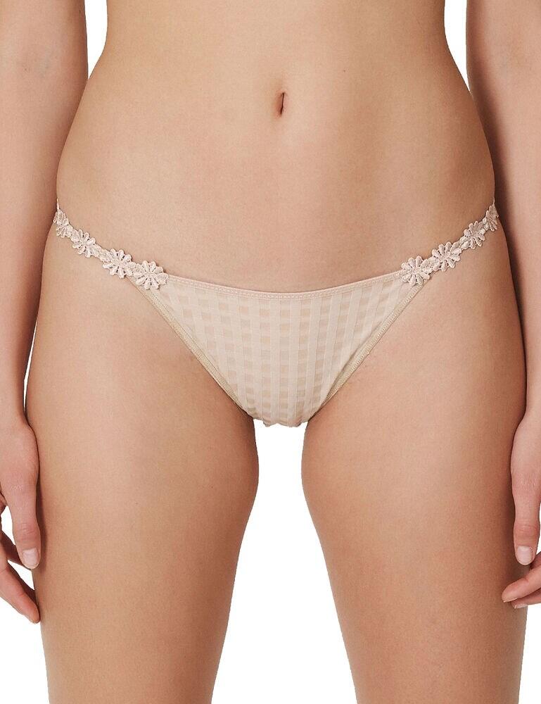 Adore your curves in these gorgeous low waist briefs from the Avero range by Marie Jo. Featuring fun floral embroidery along the band for a playful feminine touch. The cut of the briefs is similar to hipster briefs only a slightly lower rise. An elastic trim ensures a perfect fit and all day comfort. The mix of the sleek checkered pattern and daisies accentuates the curve of your silhouette. This brief offers amazing coverage while showing a hint of skin at the sides for a sexy touch. Pair with matching items to complete the look.  Fun floral embroidery Similar to a hipster brief only a lower rise Elastic trim Sleek checkered pattern Amazing coverage Composition: 79% Polyamide &pipe; 17% Elastane &pipe; 4% Cotton Listed in UK sizes  50967-92047-1209875 0500412 Low Waist Brief