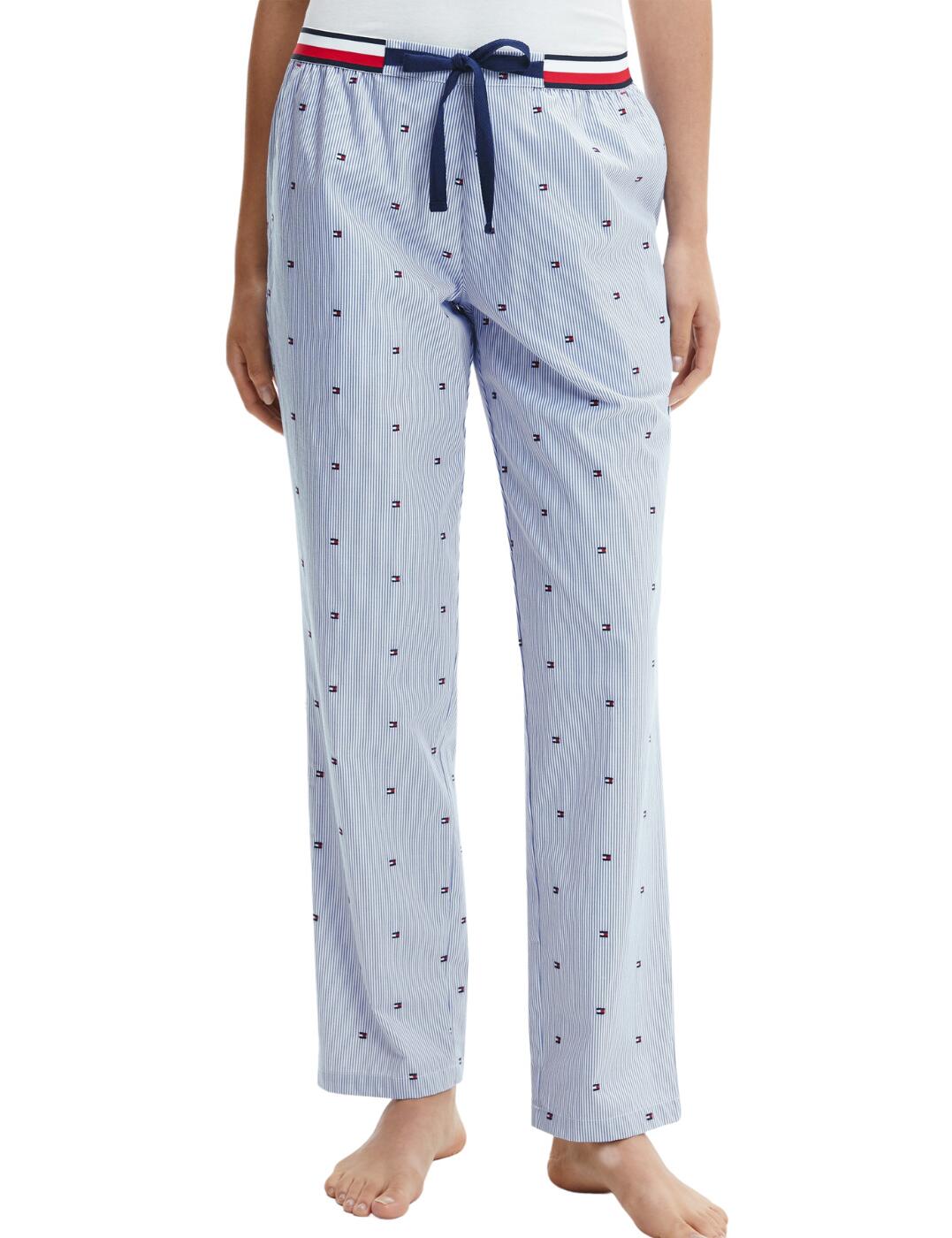 These organic cotton trousers from the Flag Embroidery range by Tommy Hilfiger are guaranteed to be a favourite in your loungewear collection. With elegant all-over embroidery of the signature flag adding a feminine touch. The waistband features elasticated drawstrings for a unique fit. The organic cotton in the trousers ensures a unique and comfortable fit all day. Pair these trousers with matching items to complete the look.  Elegant all over embroidery Signature flag Elasticated drawstring waistband Composition: 100% Organic Cotton  Listed in UK sizes  51307-92599 UW0UW02840 Trousers