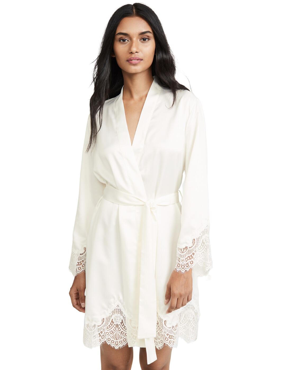 Feel feminine and look fabulous with the Eclipse kimono from Simon Perele with its silky soft texture you won't want to take it off. The full length sleeves are finished with elegant lace trims. The opaque satin fabric of this gown will accentuate your curves while remaining modest. This mid length kimono sits just above your knees the lace trim is repeated here adding a feminine finish. Tie it up with the belt or team it with the matching nightgown for a truly luxurious and feminine outfit.  Mid-length Belt Lace trims Opaque fabric Soft satin fabric Composition: 83% Polyester &pipe; 17% Polyamide Listed in UK sizes  51448-92862-1223783 19F980.030  Kimono
