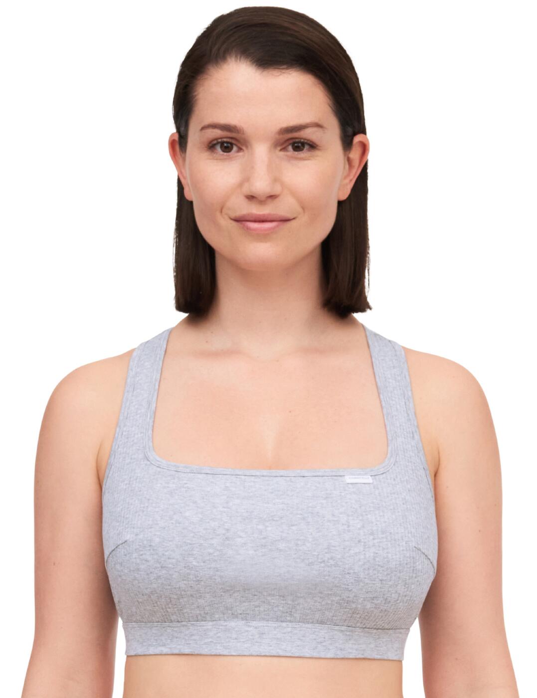 Feel comfortable yet sexy in this non-padded bralette from the Cotton Comfort collection by Chantelle. The square neckline and t-back detailing give a natural breast effect with a sporty vibe. The Chantelle flag label at the front finishes brings a lux feel, all perfectly finished in super soft ribbed organic cotton. Its non-wired design, pull-on style and non-adjustable racerback straps ensure fuss-free wear and unbeatable comfort.  Non-padded bralette Pretty square neckline Natural effect Soft organic cotton Subtle ribbed fabric Non-wired Pull-on style Non-adjustable racerback straps Matching coordinates available Country of origin: China Composition: Knit: 93% Cotton &pipe; 7% Elastane Composition: Knit Lining: 92% Cotton &pipe; 8% Elastane Listed in UK sizes  61285-106312-1405026 C15P10 Non-Padded Bralette