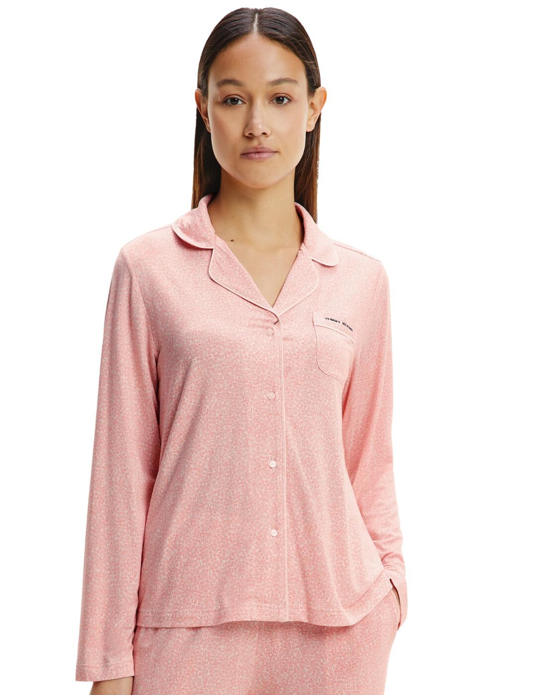 The TH Ultra Soft Sleep range might make getting up in the mornings that bit harder. This lounge top from Tommy Hilfiger is crafted from luxuriously soft Modal fabric giving you the utmost comfort. Long sleeves and collared design give a more comfortable fit. Contrasting piping along the wrists and collar give a striking look to this lounge top. The delicate all-over print and soft colour gives a feminine feel to this shirt. Features a small stash pocket on the chest with Tommy Hilfiger branding. Perfect for sleeping or lounging in.  Button down style Long sleeves Tommy Hilfiger branding Stash pocket on chest Composition: 91% Sustainable Modal, 9% Elastane Listed in UK sizes  51788-93386-1245190 UW0UW03206  Lounge Top