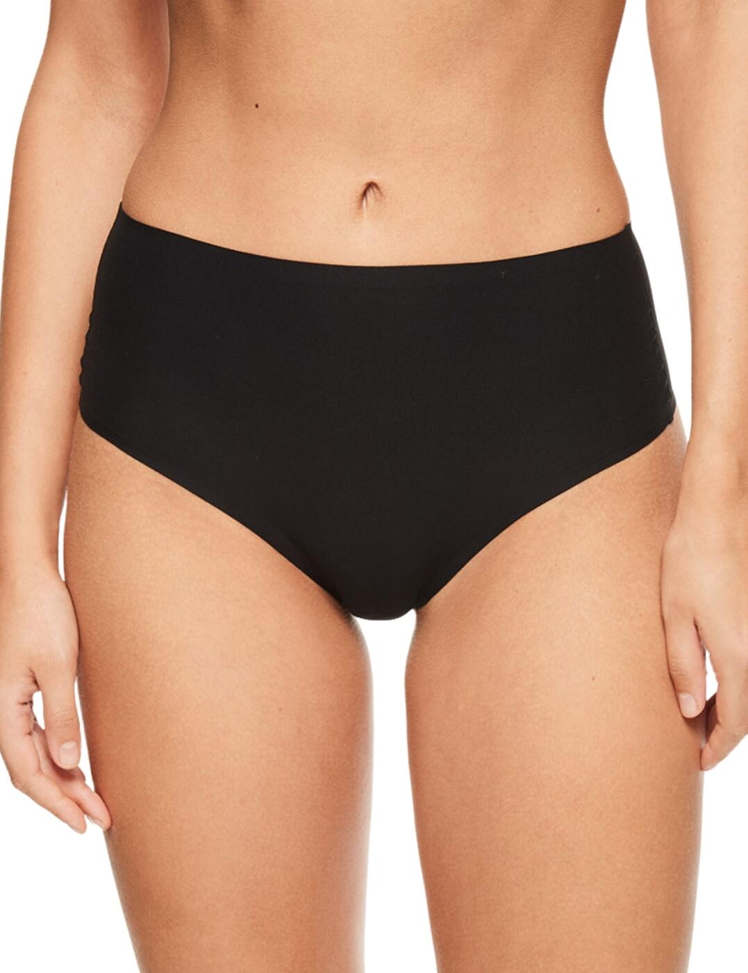 Enjoy innovative comfort and style with the classic thong from Chantelle's sumptuous Soft Stretch collection. Boasting the timeless thong shape with optimised comfort, this luxury basic is a must-have in any lingerie wardrobe. An extra wide waistband offers a high-rise fit, perfectly containing your curves and enhancing your silhouette. At the same time, the soft and stretchy fabric ensures your comfort is prioritised with a seam-free finish for smooth wear under clothing. Minimal coverage at the rear completes the classic thong shape for freedom of movement and versatile wear that will make this a fast favourite of your collection!