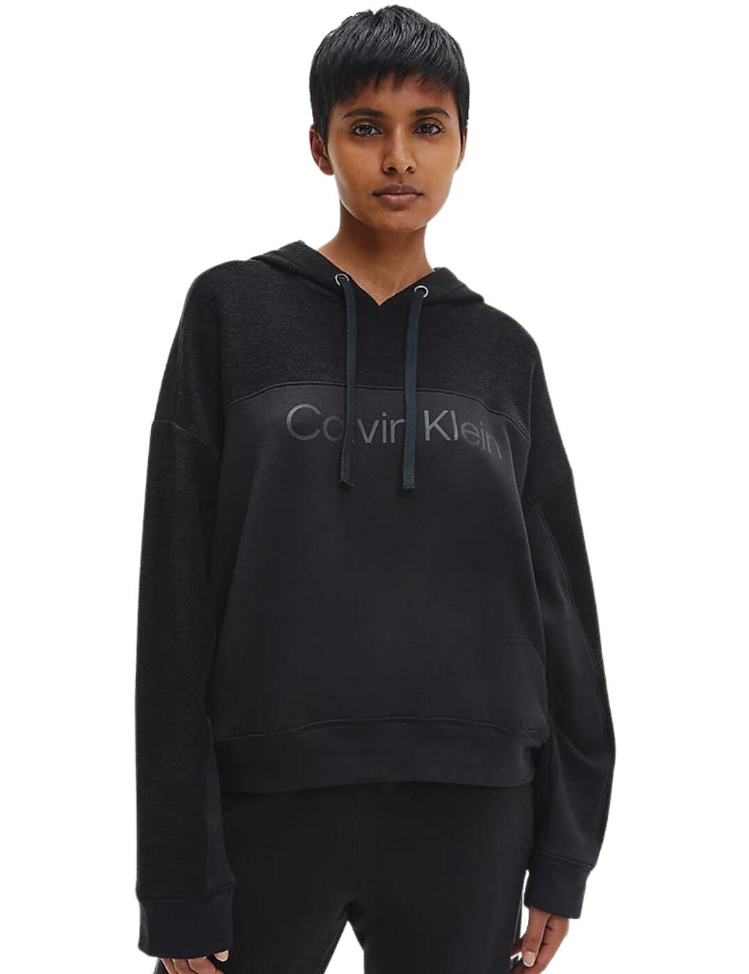 The Gloss hoodie by Calvin Klein is sure to become a wardrobe essential. Boasting a sleek black colour with subtle branding across the chest. Drawstrings with a hooded neckline allow for a more comfortable and secure fit. Rib-knit wrist cuffs and waistband allow for a more tailored fit. The high cotton count in this hoodie makes it breathable and offers superior comfort. Perfect for training in, or lounging in. Pair with the Joggers from the Gloss range for a coordinated look.  Elasticated waistband and wrist cuffs Front pocket Calvin Klein branding across the chest Country of origin: Sri Lanka Composition: 95% Cotton &pipe; 5% Elastane Listed in UK sizes  51840-93439-1245784 000QS6743E  Hoodie