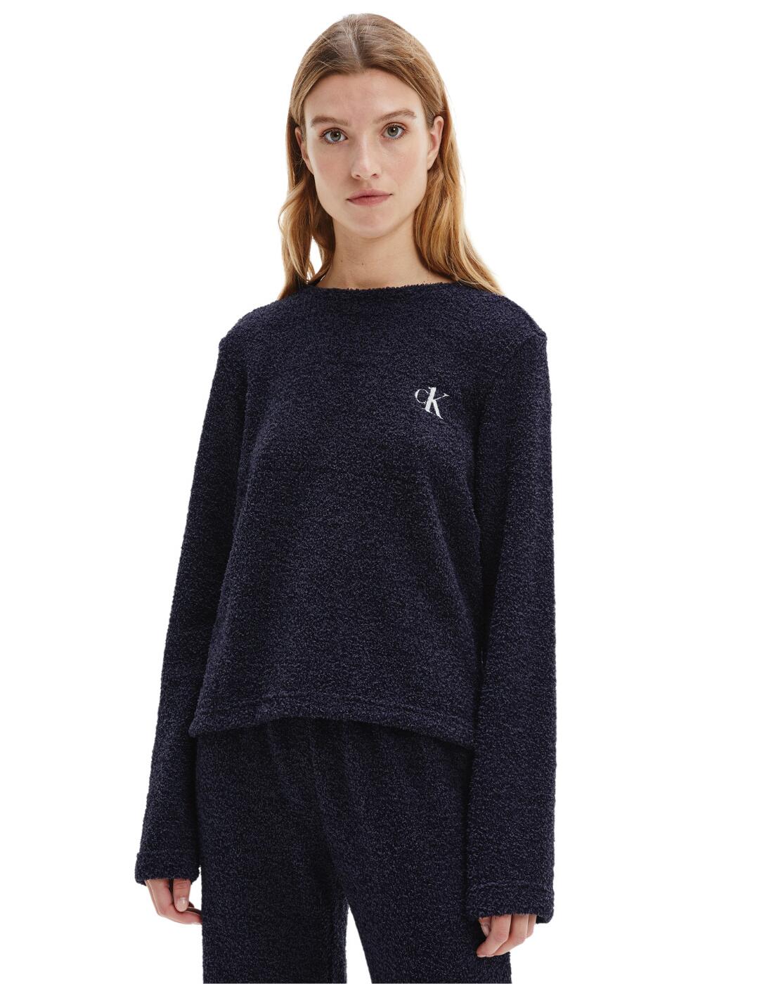 The CK One Plush Loungewear series combines premium plush fabrics with timeless Calvin Klein loungewear designs. This crew neck t-shirt is made from a fluffy textured fabric creating the softest feel that is perfect for lounging or sleeping. The classic long-sleeved and crew neckline design will keep you cosy year-round. For the utmost luxurious loungewear, wear with coordinating sleep pants from the CK One Plush Loungewear collection.  CK One logo detail Crew neckline Long-sleeved Soft plush fabric Country of origin: Sri Lanka Composition: 75% Polyester &pipe; 25% Nylon Listed in UK sizes  51889-93495-1235783 000QS6724E Crew Neck T-Shirt