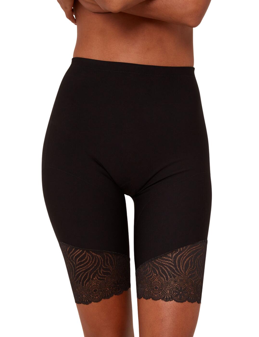 When you want to look your best and smooth your curves so that your outfit looks fabulous, this Top Model shapewear panty from Simone Pérèle is the best choice for you. The elastic fabric hides any imperfections and sculpts your curves around the stomach, hips, buttocks (also giving an uplifted look) and thighs areas so you can rest easy, knowing that you look your best. The smooth fabric is perfect for wearing these panties under form-fitting clothes, not giving any undesirable lines. They are finished with a feminine lace on the bottom that doesn't mark your skin and gives a nice touch to make you feel more confident.  Sculpting Top Model shapewear panty Smooth fabric Lace finishing on the bottom High-waisted and mid-thigh length Country of origin: Tunisia Composition: 65% Polyamide &pipe; 22% Elastane &pipe; 13% Cotton Listed in UK sizes  52917-95073-1247062 16R670 Shaping brief