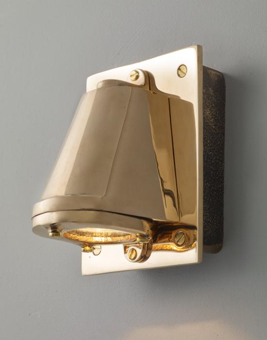 Mast Wall Light With Cast Wall Plate