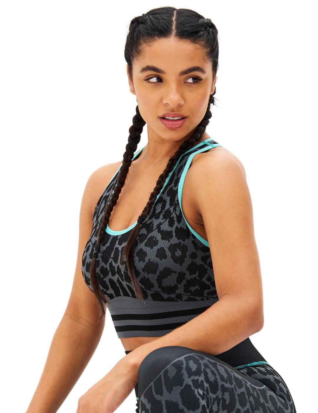The Energy Seamless collection by Pour Moi offers the utmost comfortable activewear that makes sure you are never distracted when working out. This stunning crop top combines contrasting prints with a classic crop top design that is perfect for yoga, pilates and more. The racerback design ensures no straps will slip and adds to the sporty design.  Sporty racerback design Non-wired and non-padded Perfect for yoga and more Stretch fit Country of origin: China Composition: 92% Polyamide &pipe; 8% Elastane Listed in UK sizes  53466-95871-1247987 97138 Sports Top