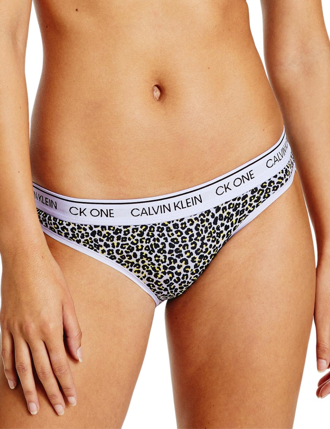The CK One brief by Calvin Klein brings you unbeatable comfort with its blend of ultra-soft modal and breathable cotton. The contrasting signature branded elasticated waistband boasts classic CK branding the back features a CK wash tag. The full-rear coverage gives you a modest look and comfortable fit.  Comfortable mid-rise waist CK branding Full rear coverage Country of origin: Sri Lanka Composition: 55% Cotton &pipe; 37% Modal &pipe; 8% Elastane Listed in UK sizes  52696-94724 000QF5735E Brief