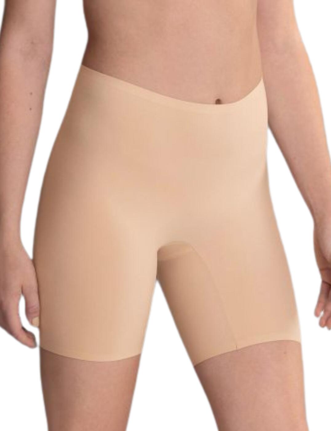 Feel confident in Anita Active's Essentials long briefs. Designed for maximum comfort and invisible under clothes, these are a must-have for your wardrobe. These briefs are slim and breathable and will stop your thighs from chafing. They will form perfectly to your silhouette as they are made with soft, stretchy material. Stay secure from mid-waist to the middle of your thigh with long legs that provide full coverage.
