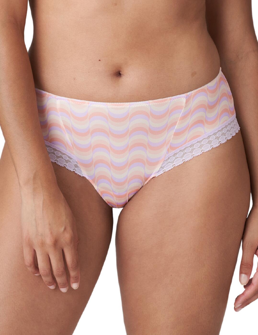 Flirtatious and groovy the Goleta collection from Prima Donna Twist has it all. These hotpants are perfect for those wanting to add a cute new look to their lingerie drawer. This piece is cut to a mid-rise waist that showcases your hips whilst maintaining a comfortable fit. Featuring a gorgeous lace trim on the leg holes for a deeply adorable look. Boasting a 70's inspired wave print for a chic look.  Gorgeous flirty lace trim on legs Mid-rise waist Moderate rear coverage Chic wave print Country of origin: Tunisia Composition: 66% Polyamide &pipe; 28% Elastane &pipe; 6% Cotton Listed in UK sizes  57633-101689-1318506 0542252  Short Brief