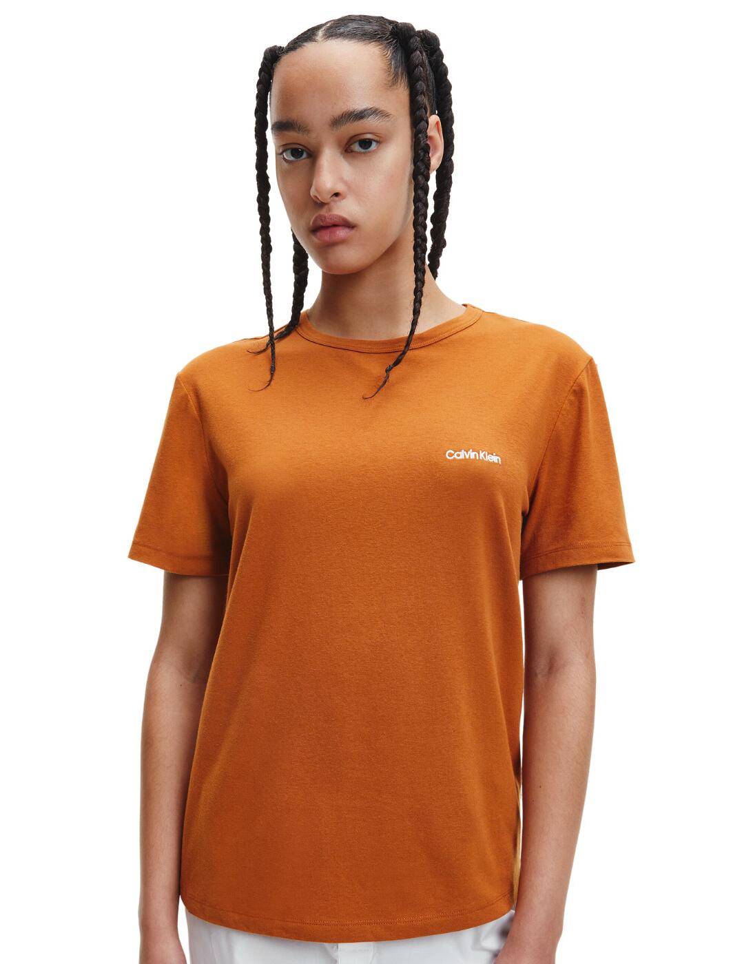 Stand out in this Calvin Klein short-sleeved crew neck from the Pure Cotton collection. Minimalistic design whilst still being eye-catching as the contrasting branding on the left-hand side stands bold in an embroidered style. The Calvin Klein logo also runs around the inside of the neckline, further exaggerating the classic high-end brand. Made with soft cotton this t-shirt rests super smooth against your skin allowing for perfect everyday wear.  Short-sleeved t-shirt Eye-catching branding Minimalistic and classic Embroidered Calvin Klein logo Rounded neckline Lightweight feel Country of origin: Sri Lanka Composition: 57% Cotton &pipe; 38% Recycled polyester &pipe; 5% Elastane Listed in UK sizes  58141-102441-1336689 000QS6890E  T-Shirt