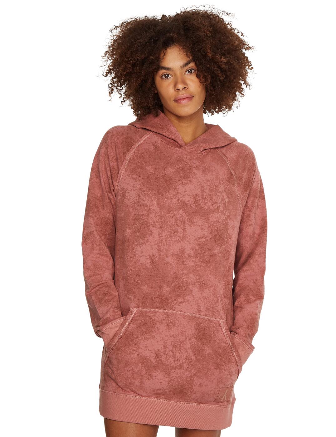 The CK One Faded Glory long sleeve hoodie by Calvin Klein boasts a relaxed longline style. The classic rib-knit cuffs and hem keep the hoodie looking sleek and polished. Subtle branding is seen on the front pocket and a small tag on the cuff. The subtly oversized design lends a modern twist to the classic style. Featuring a subtle all-over print, this hoodie can easily be dressed up or down.  Calvin Klein branding on pocket and cuff Rib-knit hem and cuffs Slightly oversized style No drawstring in hood Pull-on style Country of origin: Sri Lanka Country of origin: 57% Cotton &pipe; 38% Polyester &pipe; 5% Elastane Listed in UK sizes  54334-97948-1270743 000QS6806E (121) Long sleeve hoodie