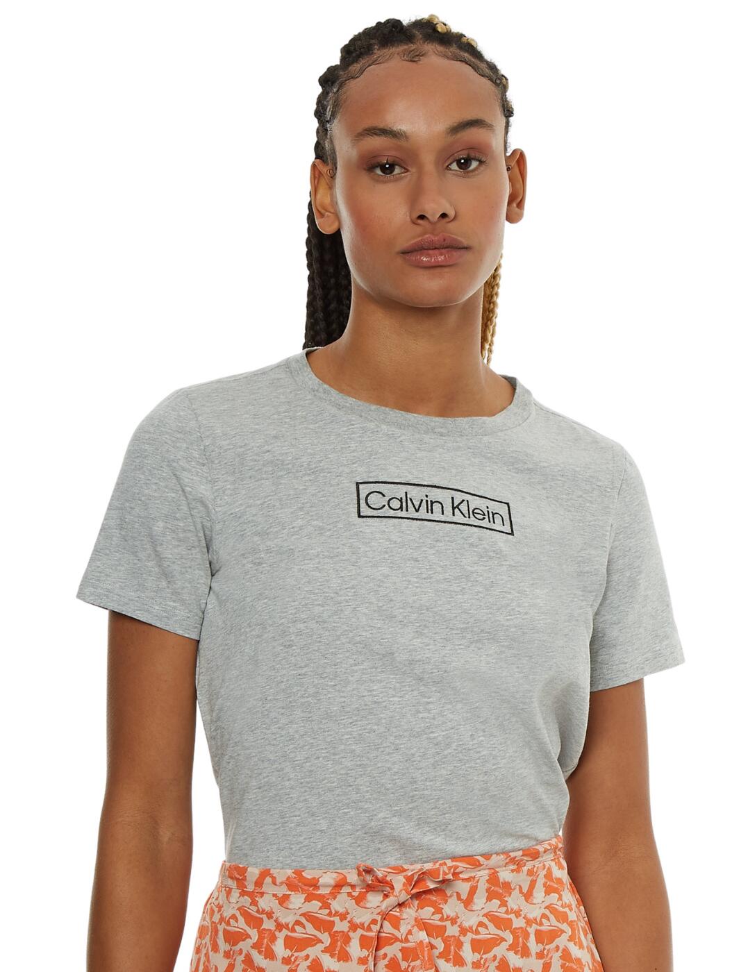The Reimagined Heritage Loungewear collection is perfect for those leisurely long evenings. This short sleeve crew neck is an essential addition to any Calvin Klein fans wardrobe. The classic design boasts a semi-fitted style that gives you a comfortable fit and sleek look. Calvin Klein signature branding is embroidered across the chest on the front and under the collar on the back. The high cotton count keeps you feeling cool and comfortable no matter where your day takes you.  Semi-fitted Sleek embroidered branding on front and back CK tape inside collar Country of origin: Sri Lanka Composition: 70% Organic Cotton &pipe; 20% Recycled Cotton &pipe; 10% Elastane Listed in UK sizes  54321-97933 000QS6798E Sports Top