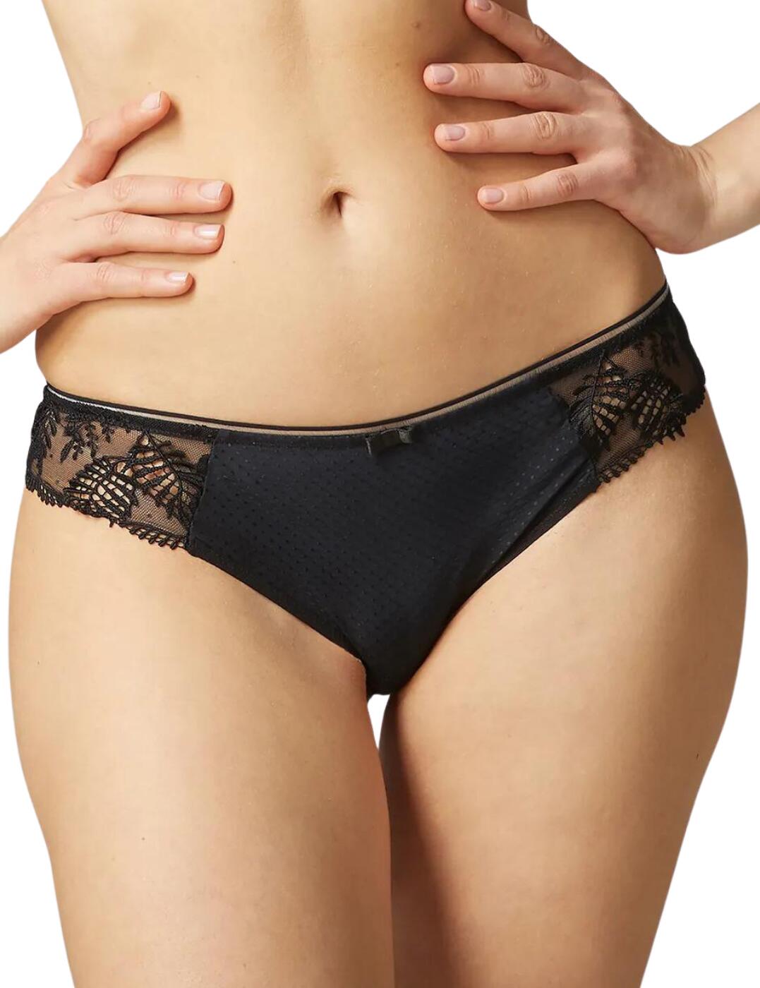 Enjoy everyday comfort and feminine style with the Bloom brief by Simone Perele. The classic style is perfect for daily wear, giving you superior comfort. Opaque fabric preserves modesty and gives you an elegant appearance. The hips feature semi-sheer fabric which is adorned with delicate embroidery that extends onto the hemline for a complimentary fit. The moderate rear coverage highlights your curves whilst still preserving comfort.  Classic and feminine design Mid-rise waist Modest opaque fabric Semi-sheer panels on hips Country of origin: Tunisia Composition: 49% Polyamide &pipe; 25% Polyester &pipe; 20% Elastane &pipe; 6% Cotton Listed in UK sizes  55125-98242-1273464 12Y720 Brief